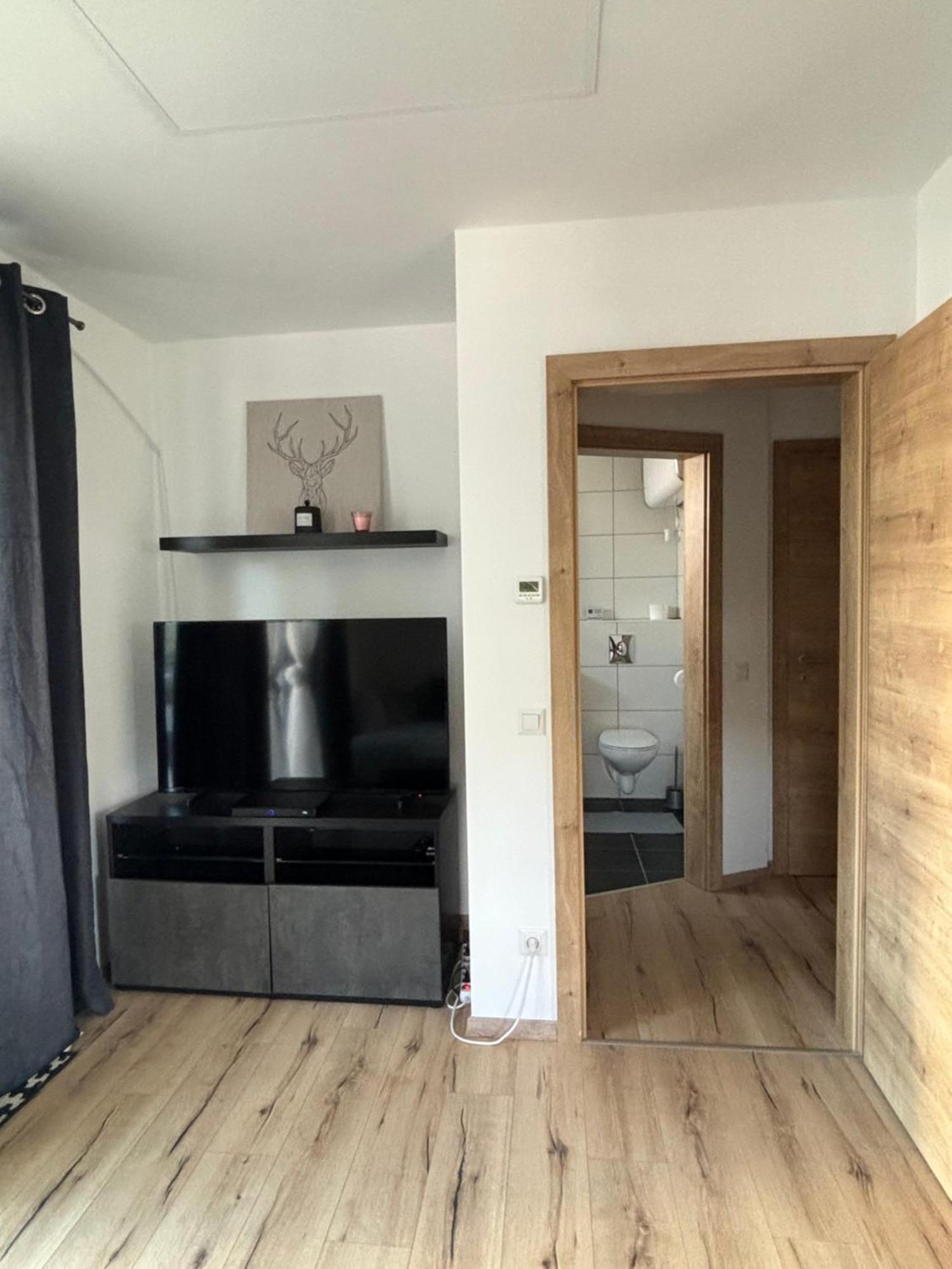 Schoene Wohnung Mit Terrasse Und Parkplatz เวลเดน อัม เวิร์ทเทอร์ซี ภายนอก รูปภาพ